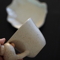 Ensemble tasse et soucoupe en céramique faits à la main avec un design minimaliste moderne dans un coffret cadeau en carton pour le café à la maison et des cadeaux élégants