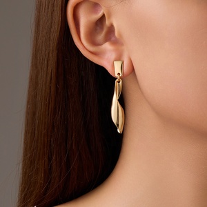 Boucles d'oreilles pendantes en spirale torsadée en métal plaqué or 18 carats vintage personnalisées Songfu pour femmes - Product Image 6