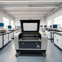 Machine de gravure/découpe laser Haotian HT-690 avec type de portique à pieds pour le bois, le caoutchouc, les magasins de détail, les hôtels, prend en charge les formats AI, BMP, PLT