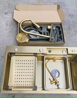 Évier de cuisine moderne en acier inoxydable 304 avec revêtement nano doré, évier artisanal avec panier d'égouttage, porte-gobelet et robinet mitigeur extractible.