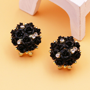 Prix de gros, boucles d'oreilles pendantes en forme de fleur incrustées d'alliage plaqué or, unisexe, tendance, à porter au quotidien - Product Image 6