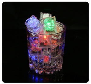 Cubetti di Ghiaccio Luminosi Multicolore per Bevande - Luci Lampeggianti Riutilizzabili per Capodanno, Feste, Matrimoni e Decorazioni - Product Image 3