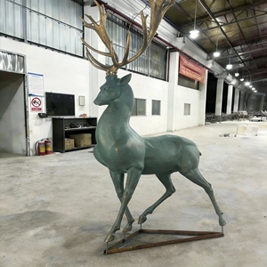 Escultura de Ciervo Corriendo en Latón Verdigris Forjado a Mano Resistente a la Intemperie con Astas Doradas - Elegante Adorno para Exteriores para Paisajes de Hoteles - Product Image 2