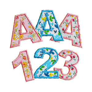 字母补丁上有<span class=keywords><strong>3</strong></span>种颜色的刺绣铁可供选择的花卉字母编号 - Product Image 1