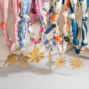 Collar con colgante de acero inoxidable para mujer, cadena con forma de corazón y flor, joyería de moda, origen Yiwu XL31884 - Product Image 2