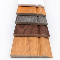 Plinthe décorative en polystyrène PS finition bois pour l'intérieur, idéale pour assortir les revêtements de sol