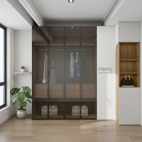 Armoire de chambre principale en bois massif, finition mate, avec système de tirage dissimulé, rangement latéral encastré et miroir