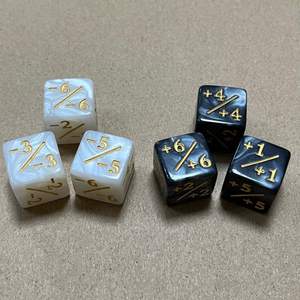 Dados de efecto mármol de 16 mm al por mayor, dados grabados +1/+1 -1/-1 D6 para juegos de mesa TCG - Product Image 4