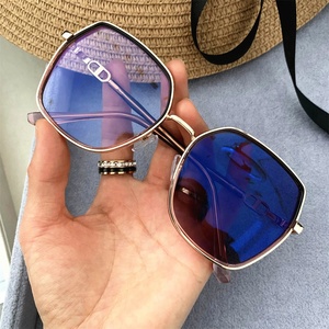 Lunettes Photochromiques Anti-Reflet Vert Argent Grand <span class=keywords><strong>Carré</strong></span> avec Strass Latéraux Scintillants pour <span class=keywords><strong>Femme</strong></span> et Fille, Verres à Changement de Couleur - Product Image 4