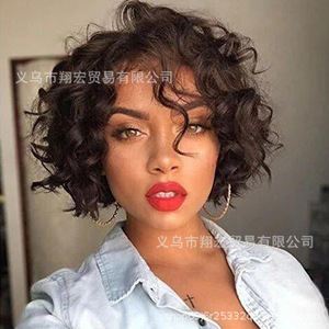 Perruque Courte Bouclée Shohiro Noire à Raie Latérale en Fibre Synthétique Résistante à la Chaleur pour Toutes les Formes de Visage et Toutes les Couleurs de Peau - Product Image 1