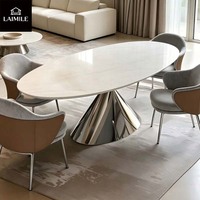 Table à manger ovale en marbre de luxe moderne avec une base en métal chromé poli, adaptée aux villas, aux maisons, aux hôtels, aux restaurants