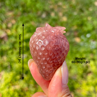Figurine de fraise sculptée en cristal naturel, ornements de fruits en pierres précieuses sculptées à la main pour la décoration intérieure (vente en gros)