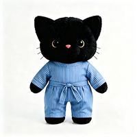Peluche chat noir mignon et moelleux en gros avec pyjama rayé bleu clair, poupée animale chaton en peluche personnalisée