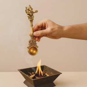 Cuillère à Havan du Dieu Ganesha pour les rituels de Puja hindoues, finition or antique, louche décorative religieuse, artisanat indien traditionnel - Product Image 1