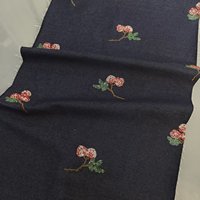 Donkerblauwe geweven denim-achtige stof met verspreide lychee-fruit kralen en pailletten borduurwerk Chinese Cheongsam jurken, jassen, rokken, tassen