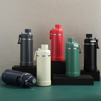 Bouteille d'eau isotherme en acier inoxydable à double paroi de grande capacité de 750 ml pour les sports de plein air, personnalisable, avec poignée