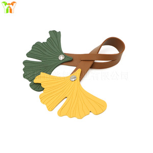 Colgante de bolso de piel sintética con hoja de ginkgo grabada, llavero creativo con hoja simulada en bloques de color, personalizable con logo. - Product Image 3