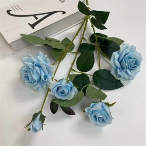 Roses artificielles en soie de haute qualité à 5 têtes, rouges et blanches, pour la décoration de mariage, les fêtes et les centres de table. - Product Image 5