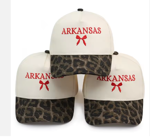 หมวกกอล์ฟหรูหราแบบ OEM ปรับแต่งได้ 5 แผง ปีกโค้งเล็กน้อย แบบ Snapback ปะยางกันน้ำ พร้อมผ้ากำมะหยี่และตาข่าย Oxford - Product Image 2