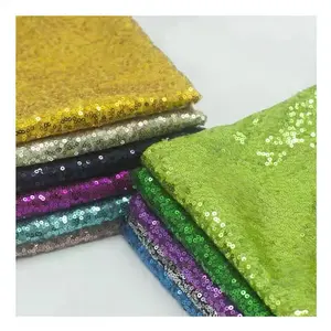 2024 tissu de satin de polyester de tissu de paillettes de textile multicolore avec la robe brillante de tissu de paillettes pour la vente entière