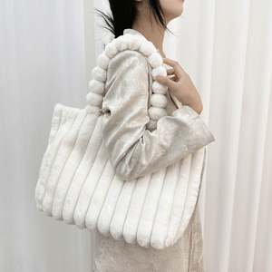 Sacs à bandoulière pour femmes en gros, sacs fourre-tout d'hiver chauds et unis avec poche, sacs fourre-tout en peluche pour femmes - Product Image 4