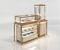 Vitrine de présentation de bijoux rectangulaire de luxe avec dessus en verre trempé, cadre en métal rose doré, intérieur blanc, comptoir de boutique de détail