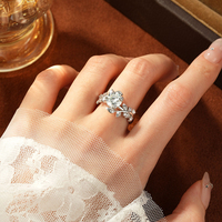 Bague de Mariage/Fiançailles en Or Rempli 14K avec Moissanite Ronde de 8mm (2.0ct) et Bande Torsadée pour Femme - Vente en Gros de Bijoux de Mode