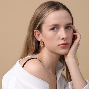 Pendientes de hélice en espiral con forma de gota de agua, de acero inoxidable chapado en oro PVD de 18 quilates |   Diseño de Lágrima Hueca Brillante que No se Deslustra - Product Image 3