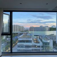 Ventanas panorámicas de piso a techo para toda la casa. Ventanas fijas de vidrio. Puertas corredizas de vidrio personalizadas.