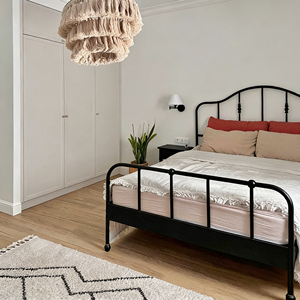 Armario Minimalista para Dormitorio en Tono Crema, Gabinete de Madera Blanco Mate con Puerta Abatible, Ideal para Espacios Brillantes, Armario de Almacenamiento para el Hogar - Product Image 1