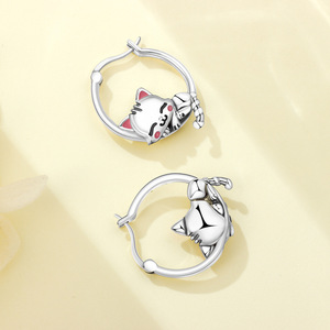 Des boucles d'oreilles simples en forme de chat, parfaites pour la Saint-Valentin, un anniversaire ou un cadeau d'anniversaire pour une fille. - Product Image 3