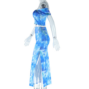 ชุดเซ็ต 2 ชิ้น เสื้อครอปเปิดไหล่พิมพ์ลาย กระโปรงผ่าข้าง แฟชั่นขายดี - Product Image 5