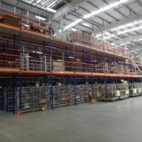 Équipement de stockage modulaire pour entrepôt : Mezzanine renforcée et design modulaire pour grenier et loft