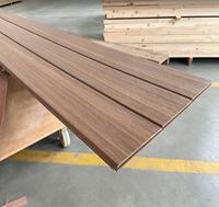 Plancher en bois dur Merbau massif, provenance directe usine, pour terrasse extérieure, surface lisse et rainurée, idéal pour patio et terrasse.