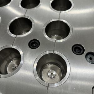 قوالب حقن بلاستيكية 19 لتر قالب ماء 5 غالون غطاء قالب لونين في تشجيانغ - Product Image 4