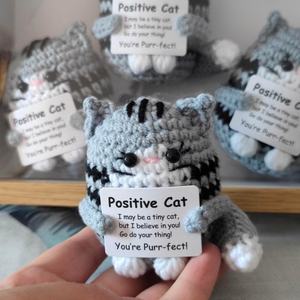 Poupée en crochet d'animal populaire, couleur grise, chat mignon, poupées tissées pour femmes, fabrication artisanale, petite décoration de bureau positive - Product Image 2