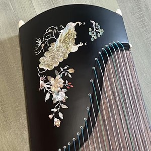 L'usine produit des guzhengs et des guqins sur mesure avec divers motifs. Ils proposent également des services de gravure et une livraison rapide. - Product Image 5