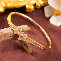Nouveau Bracelet Trèfle à Quatre Feuilles Porte-Bonheur 2026 pour Femme, Entièrement Sertie de Zircons, Plaqué Or 18K, Design Tendance et Élégant, Bracelet de Luxe, Vente Chaude, Croix