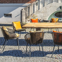Ensemble table et chaises en rotin d'extérieur, mobilier de loisirs en rotin tressé pour villa, café, hôtel, centre commercial, espace lounge, balcon ouvert, cour.