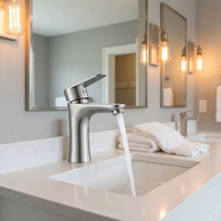 Robinet de lavabo mural moderne en laiton avec finition chromée, poignée unique et cartouche céramique pour hôtels