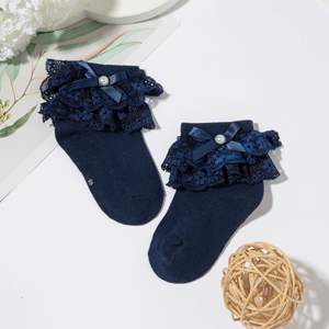 Adorables chaussettes pour bébé fille avec dentelle à volants et nœud, en coton doux, écologiques et respirantes, détails en perles, vente en gros - Product Image 6