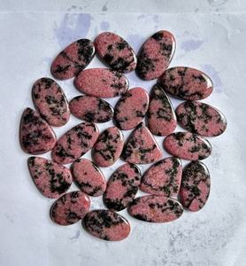 Lote al por mayor de cabujones de rodonita rosa natural de primera calidad, formas mixtas sueltas de 10-40 mm, piedras preciosas de diseño para colgantes y joyería con envoltura de alambre. - Product Image 2