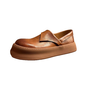 Qhccid Mocassins à enfiler pour hommes en cuir véritable marron, à talon moyen, rehaussant la taille, chaussures décontractées de couleur unie avec bord plié - Product Image 2
