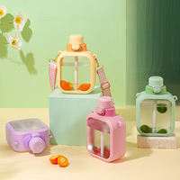 Belle tasse de sport de fitness en plastique de grande capacité de 700ML bouteille d'eau inclinée carrée portable mignonne avec sangle de paille