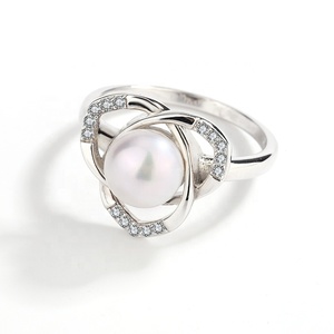 Bague de fiançailles et de mariage unisexe en argent sterling plaqué rhodium avec perle trèfle Kammy 8-8,5 mm, motif floral tendance, vente en gros, 2,9 g - Product Image 2