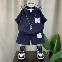 Ensemble 2 pièces pour garçons : T-shirt à col contrastant et joggers imprimés graffiti avec logo frontal – Tenue d'été pour tout-petits