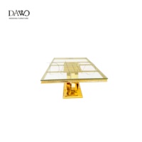 Table rectangulaire en or avec base en diamant entrelacé et plateau en verre transparent à bord doré pour mariage