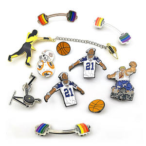 Badges de revers et épingles en émail personnalisées, en alliage de zinc, avec impression UV, émail souple ou dur, sur carte de support, motif football, design fabricant - Product Image 1