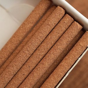 Incienso Económico en Caja de Fósforos para Varitas de Incienso de Madera Natural con Sándalo, Madera de Agar, Citronela, Cedro, Salvia Blanca y Palo Santo - Product Image 4