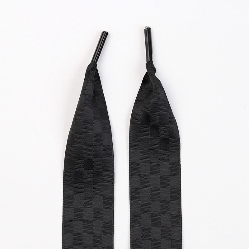 Lacet carré noir en soie